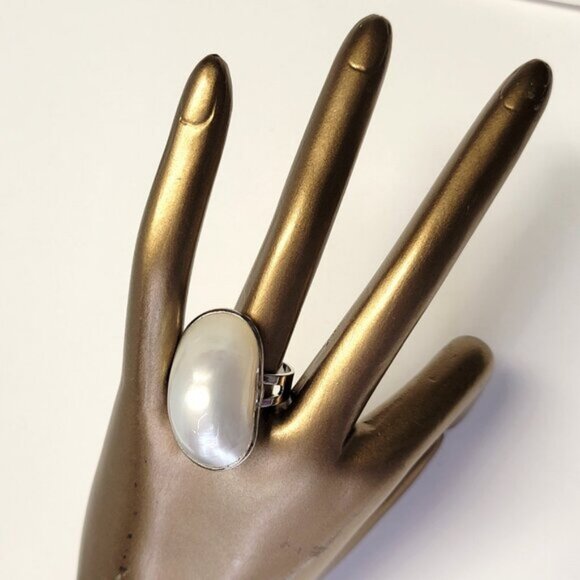 White Oval Mother of Pearl Adjustable Ring - Picture 5 of 13